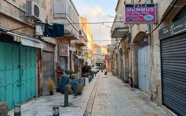 خیابانی در محله مسیحیان شهر قدیم اورشلیم که معمولاً مملو از رستورانها و مغازههاست، در بحبوحه جنگ اسرائیل علیه حماس در غزه و توقف گردشگری بینالمللی، خالی به نظر میرسد، ۱۴ دسامبر ۲۰۲۳. (جیانلوکا پاچیانی/تایمز آو ایزرائل)