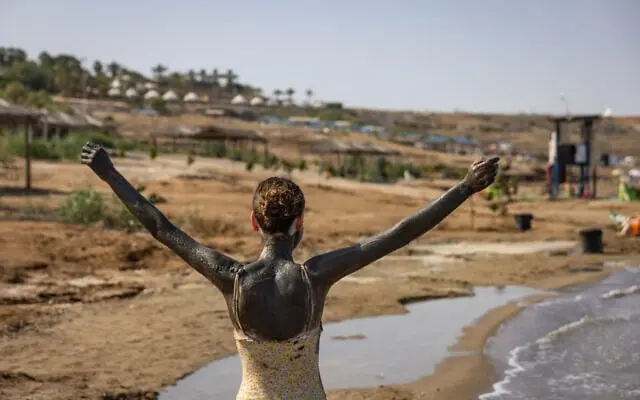 مردم در حال بازدید از دریای مرده، ۶ ژوئن ۲۰۲۵. (حایم گلدبرگ/فلش۹۰)