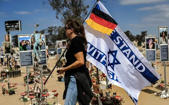 یک گردشگر آلمانی در میان عکسهای قربانیان جشنواره موسیقی نوا قدم میزند، ۶ اکتبر ۲۰۲۵. (سافریر آبایوف/فلش۹۰)