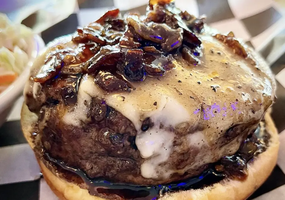 چیزبرگر با پیازهای گریل‌شده