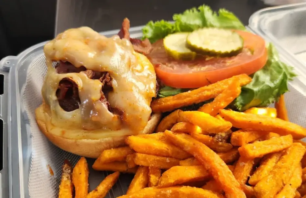 چیزبرگر، سیب‌زمینی سرخ‌شده و سالاد