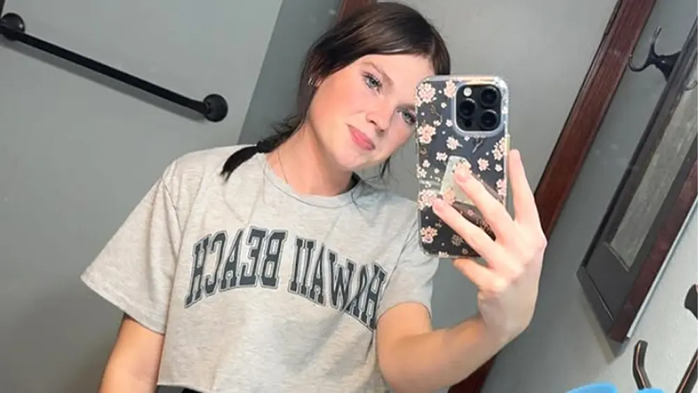 آنا کپنر در یک سلفی لبخند می‌زند.