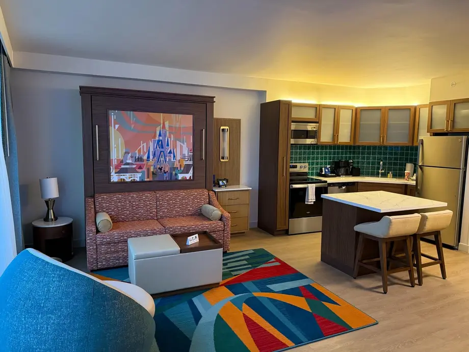 این اتاق پرانرژی هتل معاصر دیزنی دارای آثار هنری انتزاعی رنگارنگ توسط جویی چو بر روی دیوار بالای یک مبل است. در کنار آن یک آشپزخانه کوچک براق با جزیره، صندلیهای بار و پشتسینی فیروزهای قرار دارد. نورپردازی روشن و فرش طرحدار، حس مدرن برج بی لیک را تکمیل میکند.