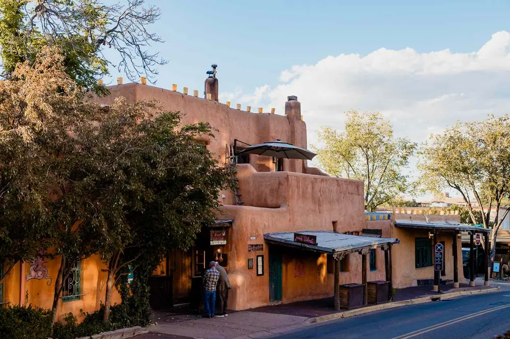 ساختار سنتی سبک آدوبی بر روی یک خیابان در مرکز شهر سانتا فِی، نیومکزیکو