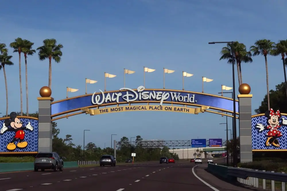 ارلاندو، فلوریدا - ۱ ژوئن: خودروها در تاریخ ۱ ژوئن ۲۰۲۴ وارد محوطهٔ والت دیزنیورلد در اورلاندو، فلوریدا میشوند. (عکس توسط گری هرشرن/گتی ایمیجز)