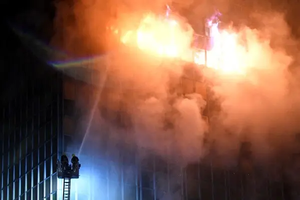 آتش‌نشانان در حال اطفای آتشی هستند که بر آسمان‌خراش 'Vjesnik' به‌دست آمده است، که پیش از این بیش‌ترین شرکت‌های رسانه‌ای کرواسی را در خود جای می‌داد، در زاگرِب، کرواسی، اوایل روز سه‌شنبه، ۱۸ نوامبر ۲۰۲۵. (عکس AP/Damir Krajac)