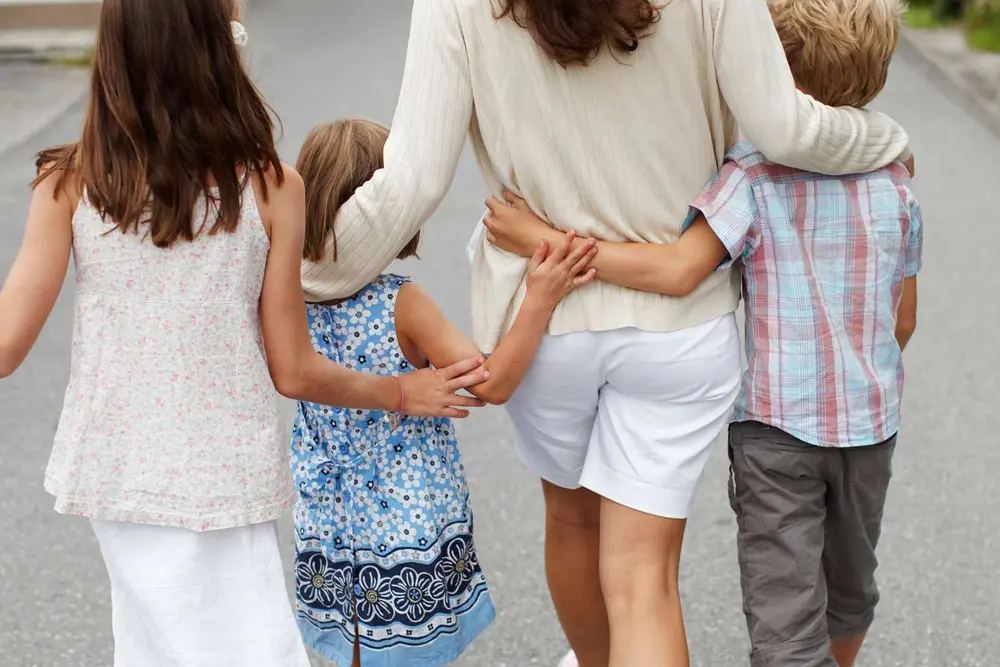 خانواده‌ای در حال قدم زدن در خیابان