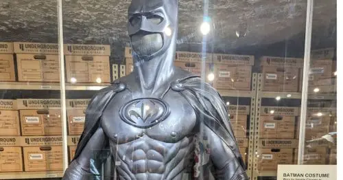 قاب نمایشگاهی حاوی یک لباس بتمن.