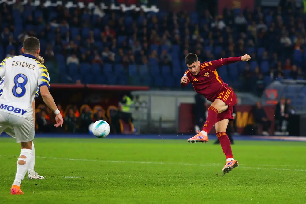 رم، ایتالیا - ۲۹ اکتبر: ماتیس سوله از آس رم توپ را در مسابقه سری A بین آس رم و پارما کالچیو ۱۹۱۳ در استادیوم المپیک، ۲۹ اکتبر ۲۰۲۵، رم، ایتالیا (عکس توسط پائولو برونو / گیتی ایمیجز)