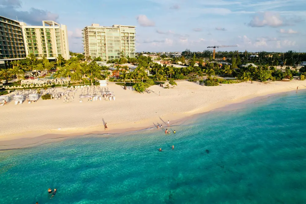 نمایی رو به جنوب از ساحل سون مایل، گرند کیمن از هتل کیمپتون سی‌فایر