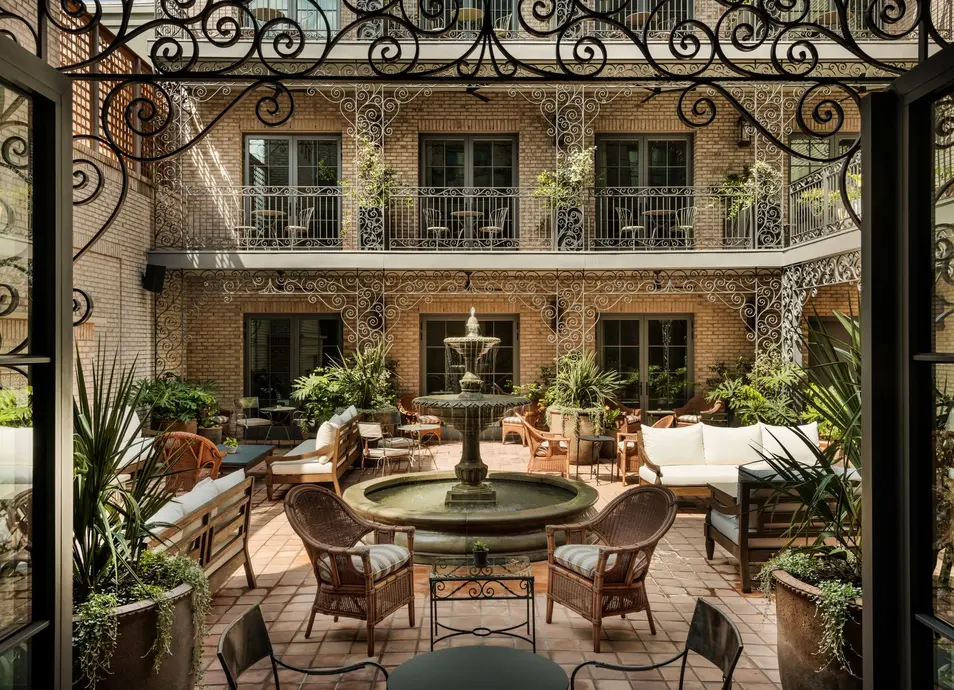 نمای بیرونی حیاط هتل