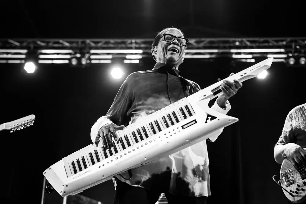 اجرای هربی هانکاک در جشنواره جاز لا دفانس در پارویِس دو لا دفانس در پوتو