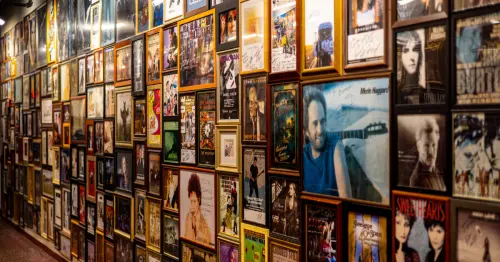 نمایی از صحنه و حضار در سالن موسیقی بِرچمِر