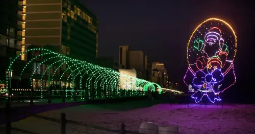 اسکله و ساحل ویرجینیا بیچ در غروب آفتاب