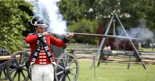 بازیگران با لباس‌های تاریخی در حال اجرای نمایش در ویلیامزبورگ استعماری