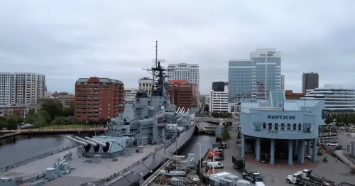کشتی جنگی ویسکانسین که در کنار موزه دریایی ناتیکوس لنگر انداخته است