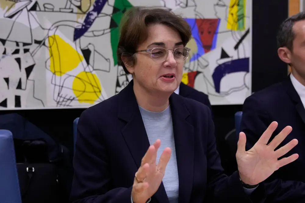 لورنس دو کار، مدیر موزه لوور، پیش از جلسهای در کمیسیون فرهنگ مجلس ملی، چهارشنبه ۱۹ نوامبر ۲۰۲۵ در پاریس. (عکس AP/میشل اویلر)