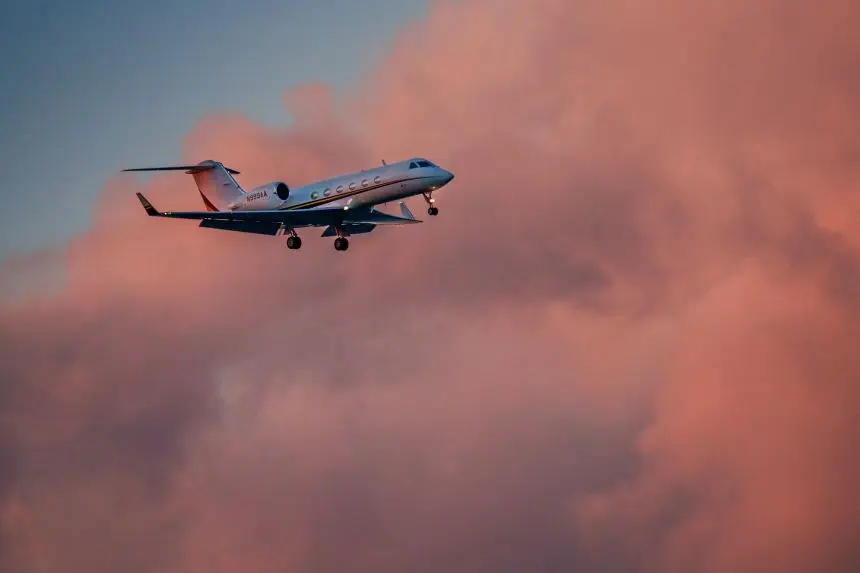 یک جت خصوصی در هنگام غروب، از میان ابرها به سمت فرودگاه ملی ریگان واشنگتن عبور میکند. منتقدان میگویند اپراتورهای جتهای خصوصی سهم منصفانه خود برای پشتیبانی از سامانه کنترل ترافیک هوایی را پرداخت نمیکنند؛ ادعایی که گروه تجاری جتهای خصوصی رد مینماید.