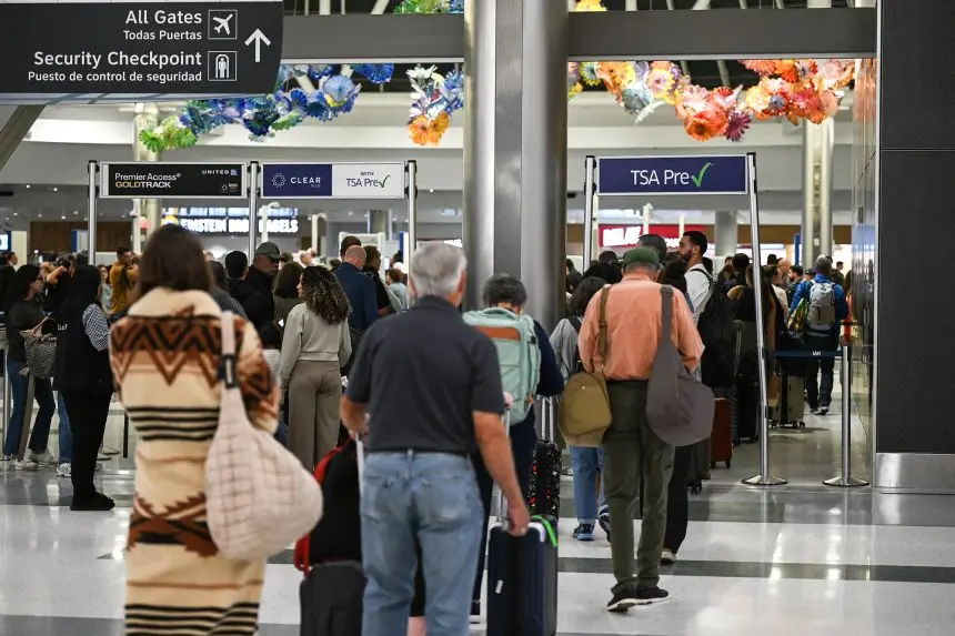 مسافران خطوط هوایی در تاریخ ۷ نوامبر منتظر ماندهاند؛ در اثر کمبود کارگزاران کنترلگر در طول تعطیلی دولت، صدها پرواز داخلی لغو شد. در مقابل، پروازهای جتهای خصوصی در فرودگاههای بزرگ تا تاریخ ۱۳ نوامبر محدودیتی نداشتند.