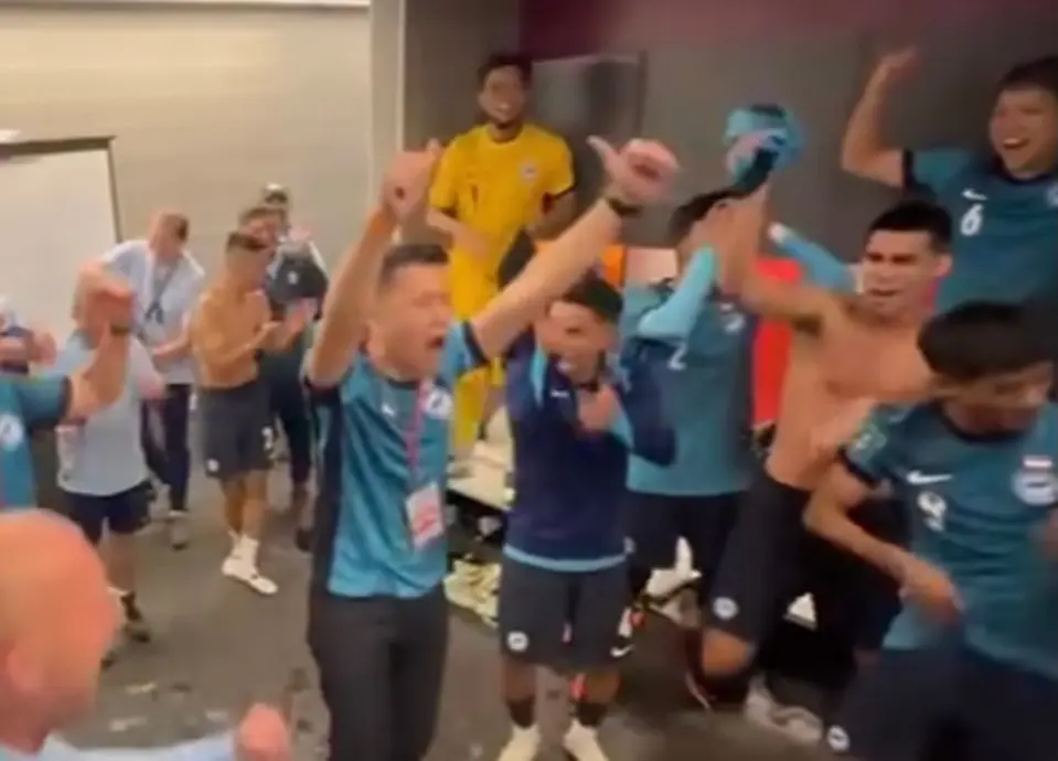 معاون وزیر فرهنگ، جامعه و جوانان سنگاپور، دیوید نئو، پس از پیروزی تیم ملی سنگاپور بر هنگ‌کنگ در یک مسابقه مقدماتی جام آسیا، در اتاق تعویض لباس گفتگو می‌کند. عکس: فیس‌بوک/دیوید نئو