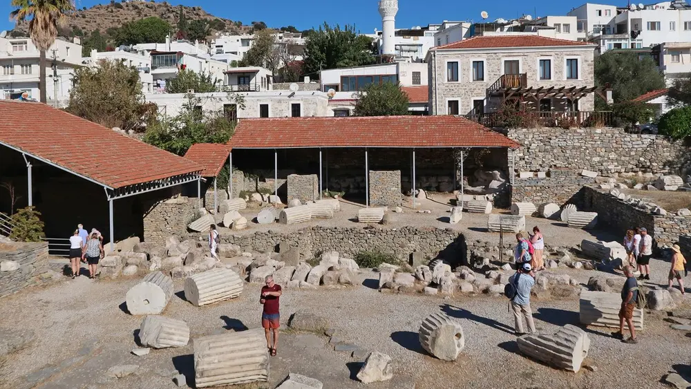 <strong>آرامگاه هل‌کارناس: </strong>این چیزی است که در بودروم، ترکیه، از سایت یکی از عجایب هفت‌گانه جهان باستان باقی مانده است.