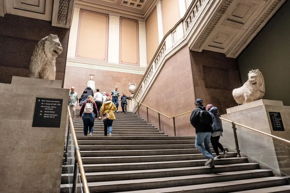 <strong>موزه بریتانیا: </strong>شیرهای موجود در هر دو طرف پلکان بزرگ در تالار جلویی موزه بریتانیا از این آرامگاه آمده‌اند.