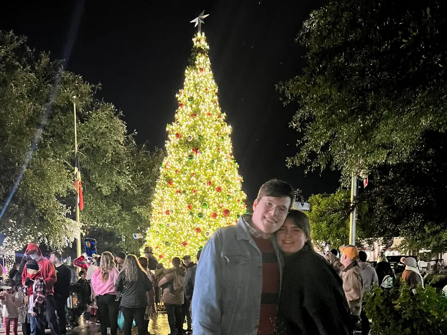 نویسنده و همسرش که در مقابل درخت کریسمس روشن در Boerne، تگزاس، در پس‌زمینه عکاسی می‌کنند.