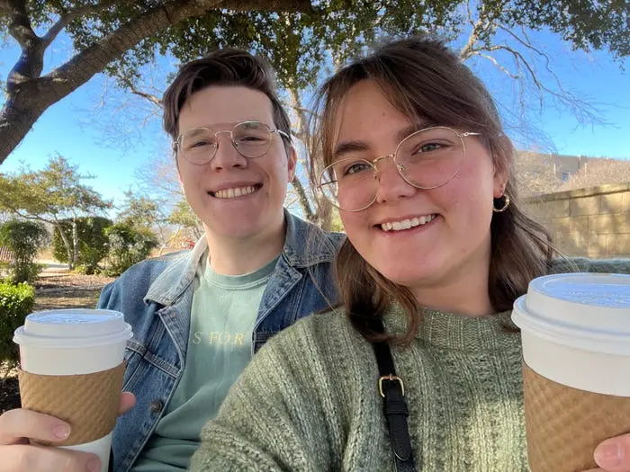 نویسنده، سمت راست، و همسرش که با فنجان‌های قهوه عکاسی می‌کنند.