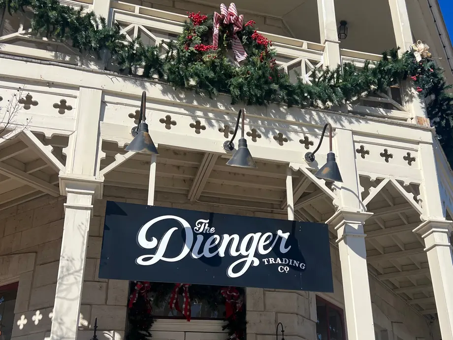 نمای بیرونی The Dienger Trading Co. که برای تعطیلات تزئین شده است.