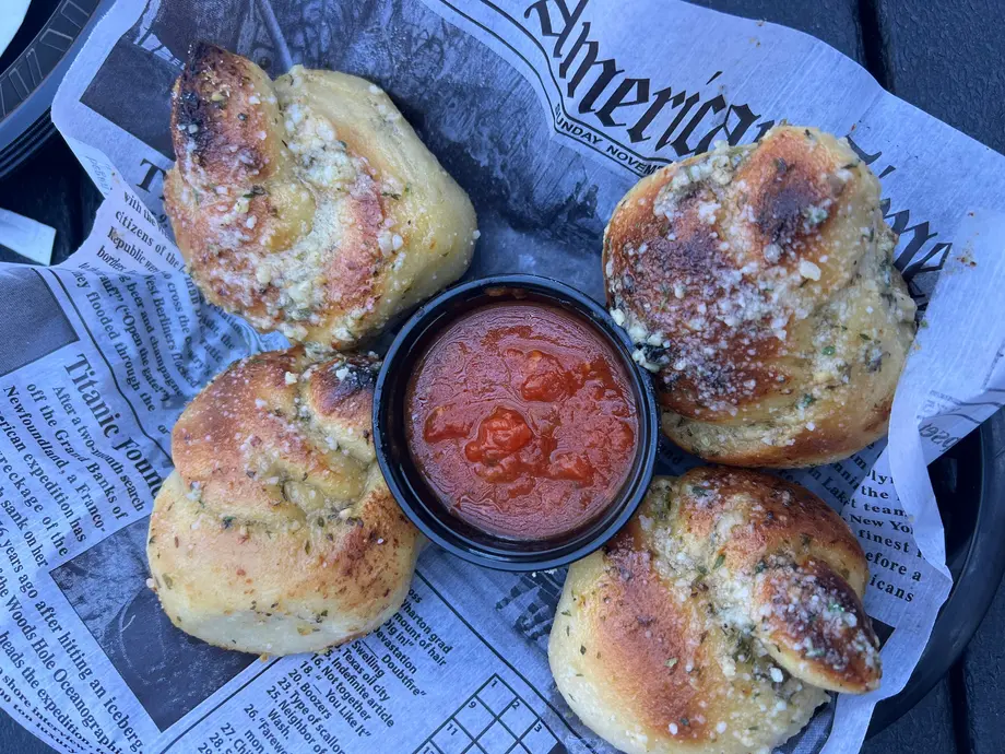 یک سبد از گره‌های سیر (garlic knots) از Darkside Brick Oven Pizza Co. در Boerne، تگزاس.