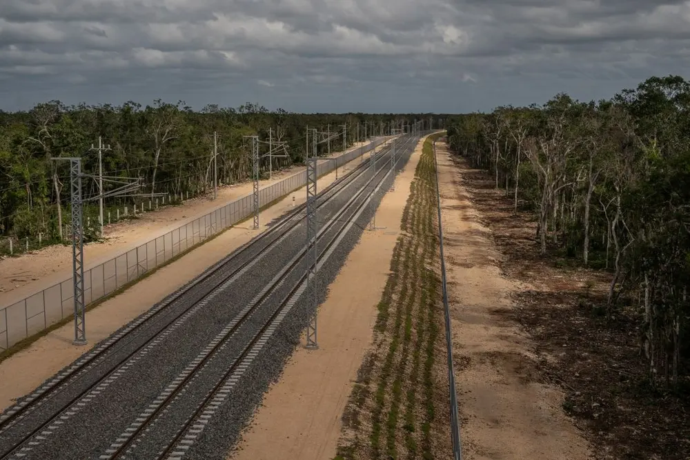 آهن‌راه‌های قطار ترن مایا در حال ساخت در تولوم، کوئینتنا رو، در تاریخ ۲۱ دسامبر ۲۰۲۴.