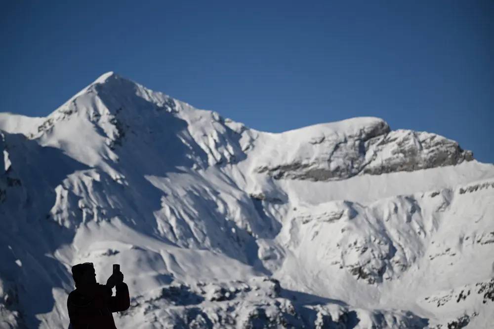 یک گردشگر در حال عکاسی از کوه یونگفراو