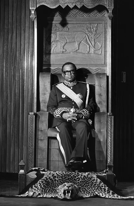 موبوتو سِسه سِکو، رئیسجمهور زائیر (اکنون جمهوری دموکراتیک کنگو)، نشسته بر روی تختی که پاهایش بر روی پوست ببر قرار دارد، سوگند میخورد؛ ۵ دسامبر ۱۹۸۴ در کینشاسا