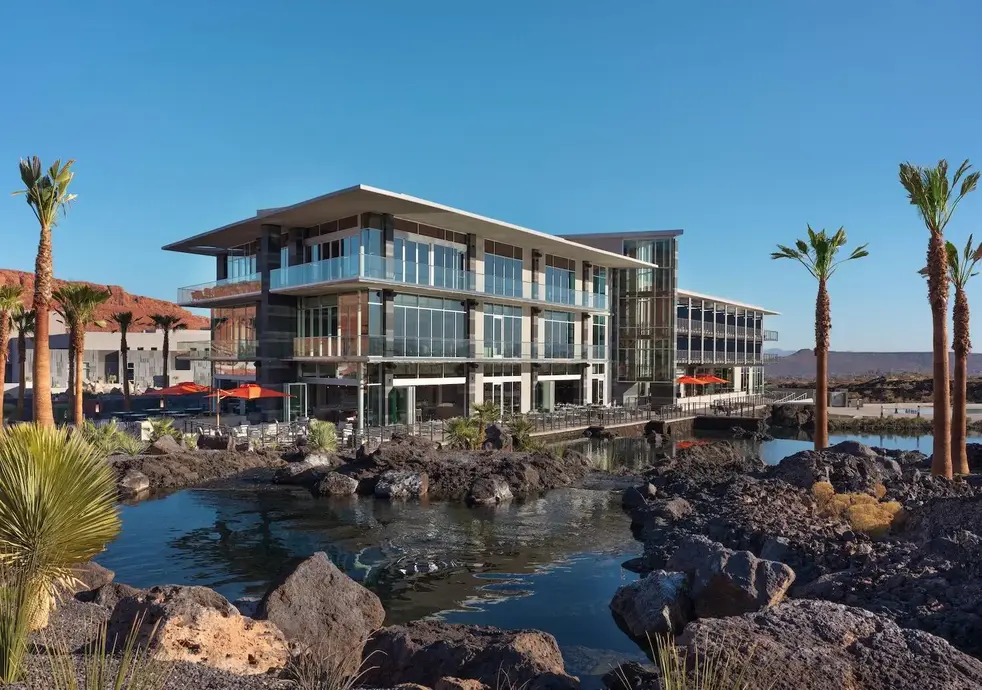 نمای بیرونی استراحتگاه بلک دزرت در جنوب یوتا