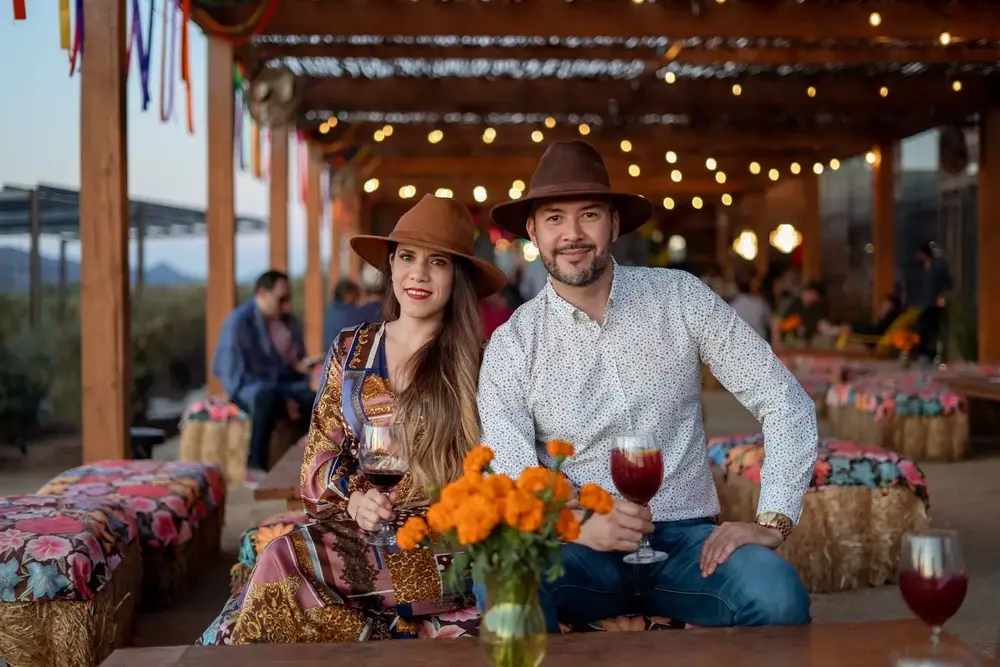 افرادی در حال نوشیدن در کارخانه نوشیدنی کاسا فریدا واله د گوادالوپه در اِنسِنادا