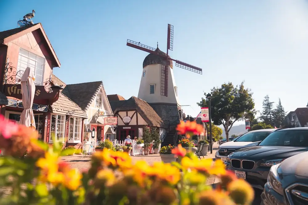 سفر تفریحی نزدیک سن دیگو با تصویری از سُلوانگ، کالیفرنیا و یک آسیاب بادی