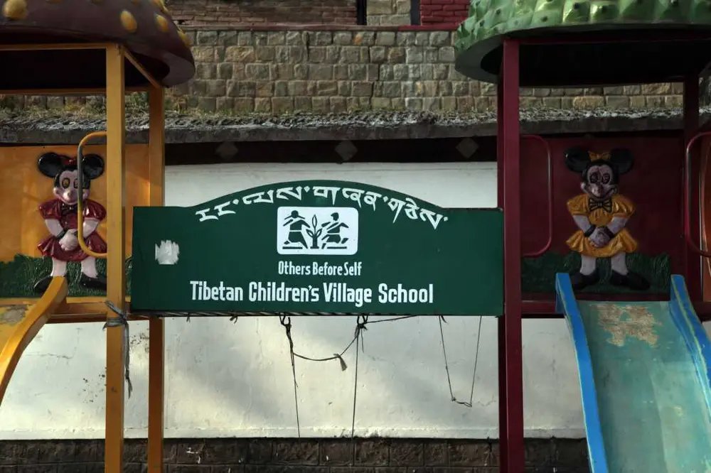 یک زمین بازی کودکان در مدرسه کودکان تبت در دارامشالا، شهری کوهستانی و مرتفع در هیمالیای شمالی هند، که پایتخت غیررسمی تبتی‌های در تبعید است. تعداد کودکان این مدرسه در حال کاهش است که سرنوشت خود جامعه تبعیدی را بازتاب می‌دهد. عکس از ضیاء حدید، دارامشالا، آوریل ۲۰۲۵