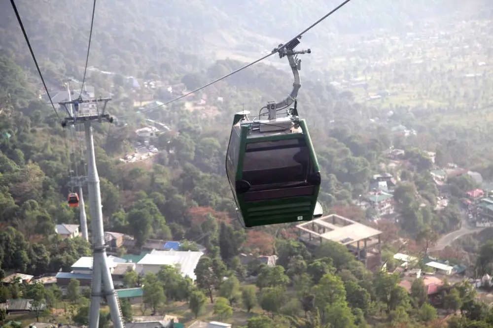 تله‌کابینی که دو بخش دارامشالا، شهری کوهستانی و مرتفع در هیمالیای شمالی هند که پایتخت غیررسمی تبتی‌های در تبعید است را به هم متصل می‌کند. اما تعداد تبتی‌ها در این شهر سال‌هاست که رو به کاهش است، زیرا بسیاری به غرب مهاجرت می‌کنند. عکس از ضیاء حدید، دارامشالا، آوریل ۲۰۲۵