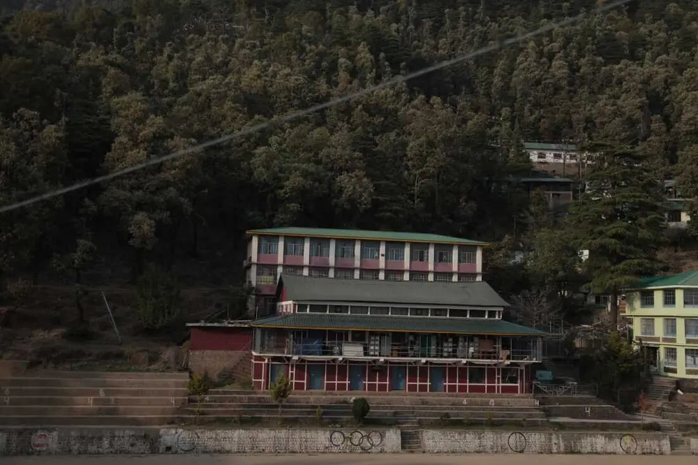 بخشی از محوطه وسیع دهکده کودکان تبت در شهر کوهستانی هیمالیایی دارامشالا، شهری مرتفع در شمال هند که پایتخت غیررسمی تبتی‌های در تبعید است. تعداد کودکان این مدرسه در حال کاهش است که سرنوشت خود جامعه تبعیدی را بازتاب می‌دهد. عکس از ضیاء حدید، دارامشالا، آوریل ۲۰۲۵