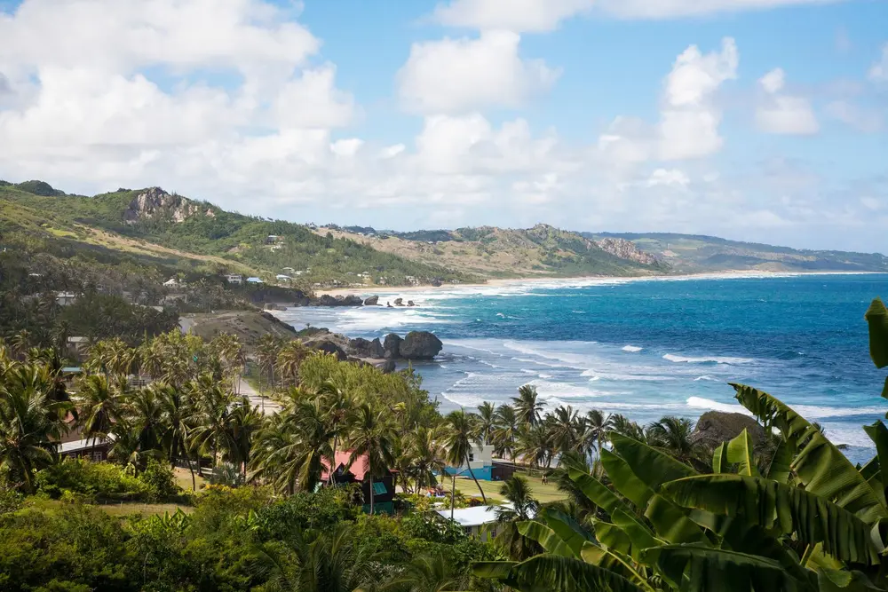 نمایی زیبا از خط ساحلی به سمت شمال از بثشیبا، باربادوس، کارائیب
