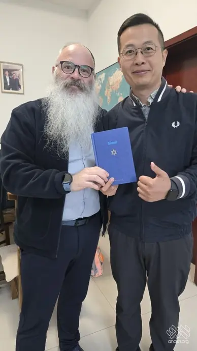 خاخام و نماینده کارخانه در حال گفتگو