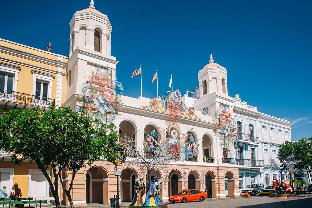 تزئینات کریسمس بر روی ساختمان شهرداری، پلازا دِ آرماس، سن خوان قدیم، پورتوریکو، دسامبر ۲۰۰۹