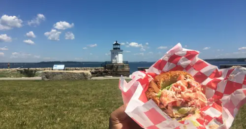 رستوران های‌رولر لابستر کو. در پورتلند با ساندویچ‌های لابستر خوشمزه