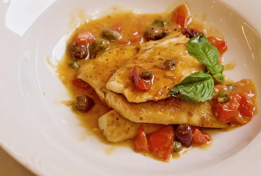 یک غذا از ماهی یا گوشت روی بشقاب سفید