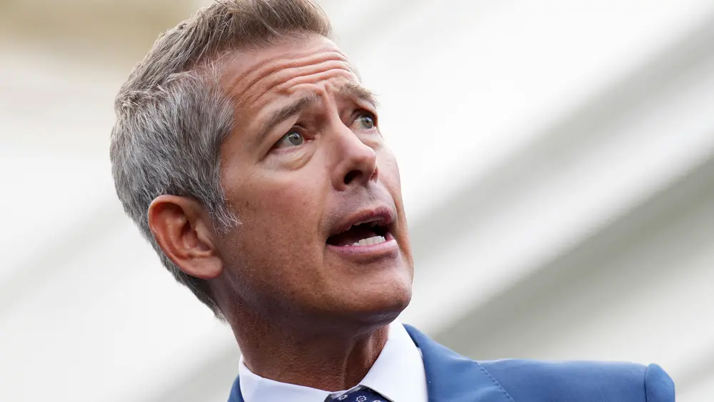 وزیر حملونقل شان دوفی با رسانهها درباره تأثیر تعطیلی دولت بر صنعت هوانوردی صحبت میکند، در خارج از بخش غربی کاخ سفید، پنجشنبه ۳۰ اکتبر ۲۰۲۵، در واشنگتن.