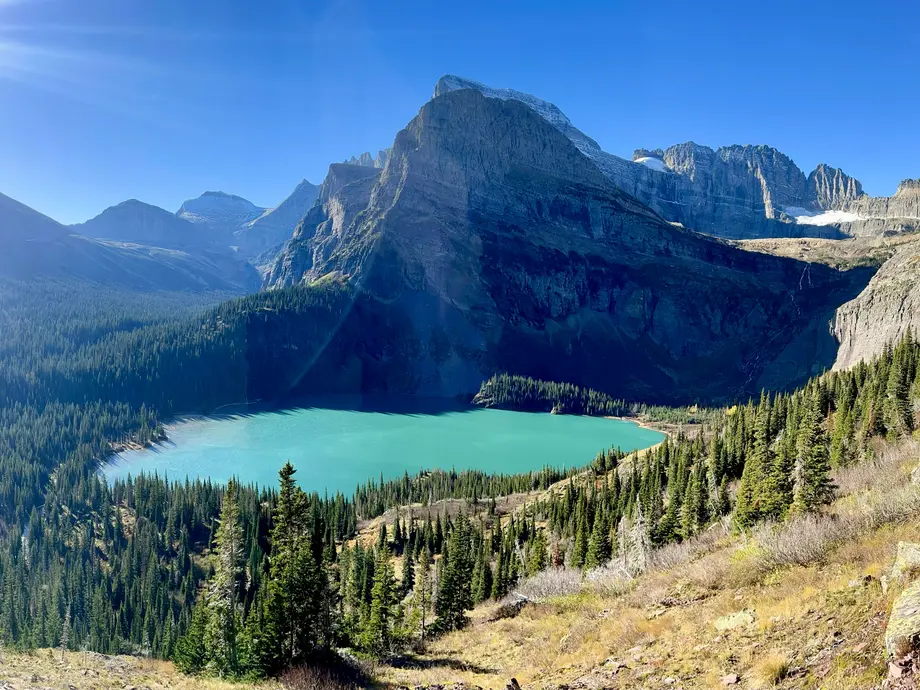 آبهای فیروزهای دریاچه گرینِل در پارک ملی گلیشر