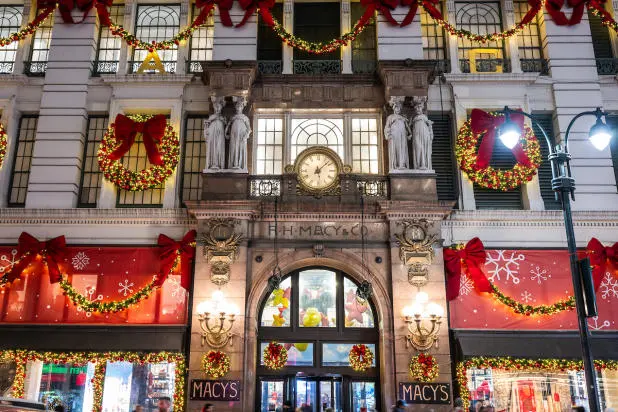 ویترین مِیسِی تزئینشده با چراغها و دکوراسیونهای تعطیلاتی در شب