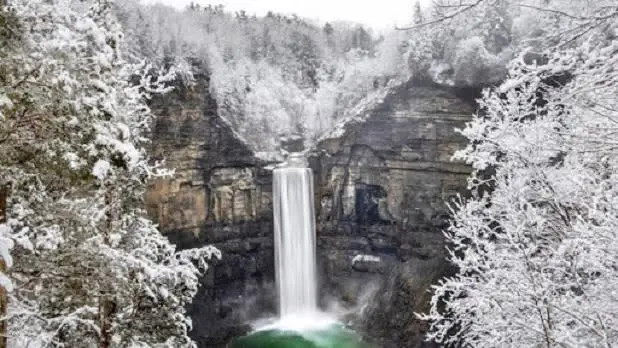 آبشار تاگاناک پوشیده از برف