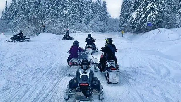 گروهی از افراد که با سورتمهبرفی از طریق تاگ هیل عبور میکنند