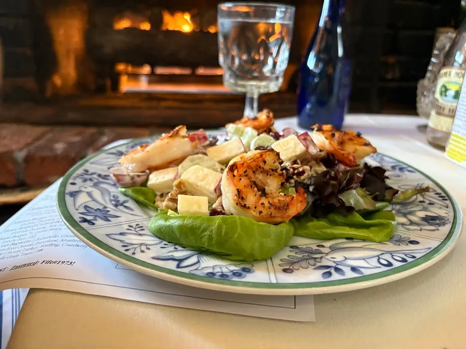 سالاد در رستوران Fife and Drum